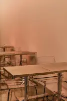 투명 의자와 크롬 테이블의 미니멀 카페 좌석